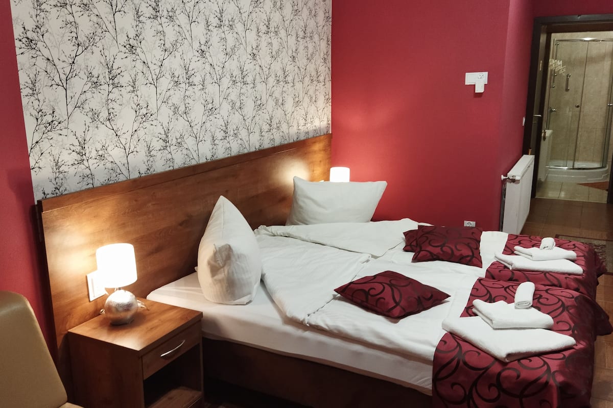 Quadruple Room (1) | Desk, laptop workspace, iron/ironing board, free WiFi