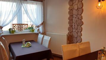 Breakfast, lunch, dinner served; local and international cuisine