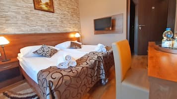 Double or Twin Room (4) | Desk, laptop workspace, iron/ironing board, free WiFi