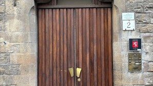 A large wooden door with brass handles, set in a stone wall. There is a number '2' sign above the door and a plaque to the right. - Le stanze degli amidei (Florence)