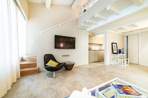 Deluxe Studio | Living room | 45-inch flat-screen TV with digital channels, TV, streaming services - Le stanze degli amidei (Florence)
