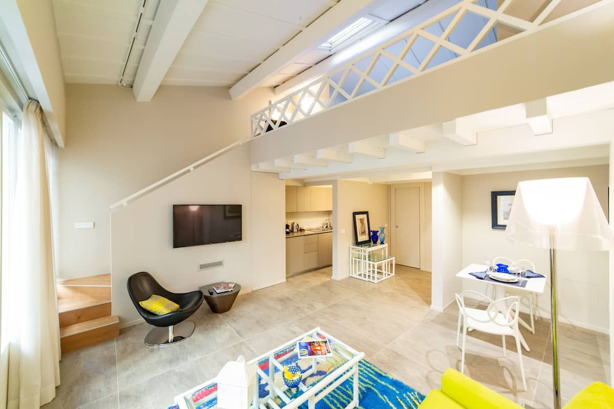 デラックス スタジオ | リビングルーム | 45 インチの薄型テレビ (デジタル放送視聴可)、テレビ、ストリーミングサービス