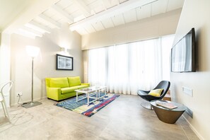 Estúdio luxo | Área de estar | TV de tela plana 45 polegadas com canais digitais, TV