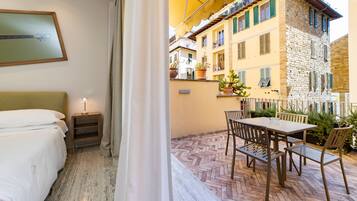 Tweepersoonskamer, terras | Luxe beddengoed, donzen dekbedden, een kluis op de kamer, een bureau