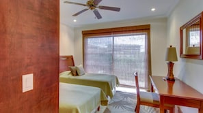 Deluxe-Apartment, 2 Schlafzimmer, Nichtraucher | 2 Schlafzimmer, Zimmersafe, Schreibtisch, Bügeleisen/Bügelbrett