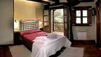 Cortinas blackout, wifi gratis y ropa de cama