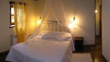 Cortinas opacas, wifi gratis, ropa de cama