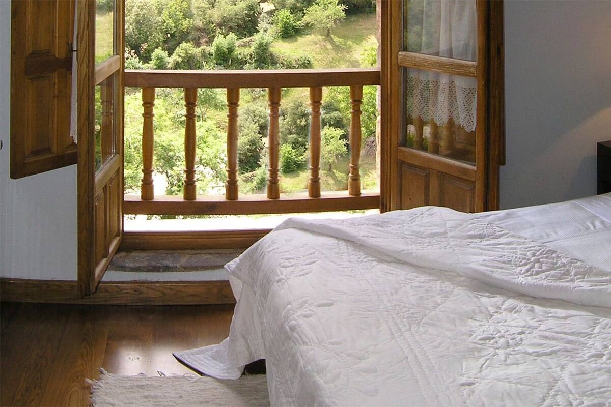 Blackout drapes, WiFi (free), bed sheets