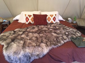 Premium bedding, memory foam beds, in-room safe, individually decorated - Glampotel Los Olivos (Albox)