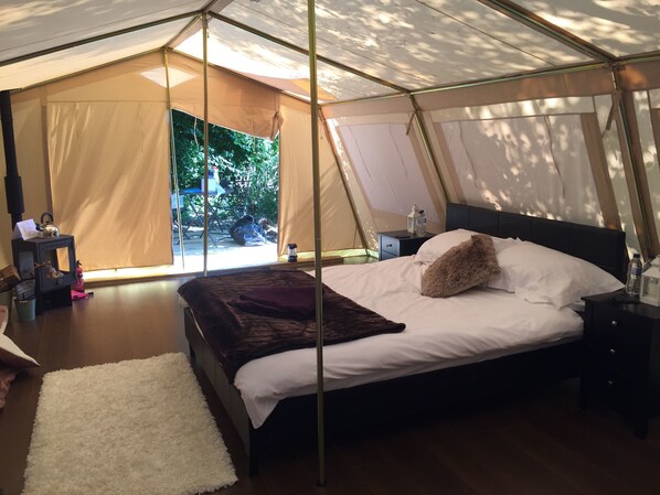 Zelt | Hochwertige Bettwaren, Betten mit Memory-Foam-Matratzen, Zimmersafe