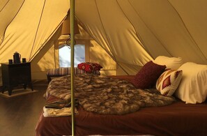 Zelt, 1 King-Bett | Hochwertige Bettwaren, Betten mit Memory-Foam-Matratzen, Zimmersafe