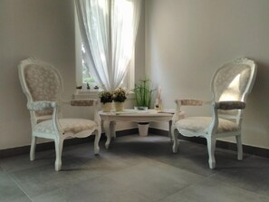 Coin salon dans le hall