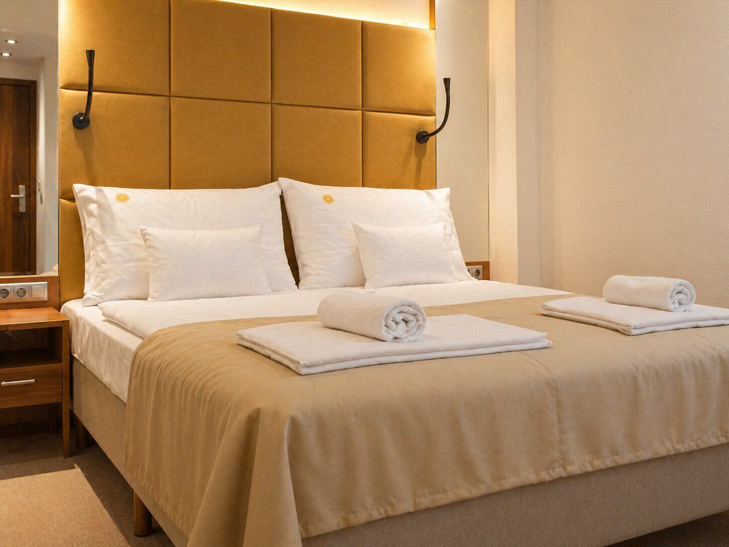 Superior Double Room | Desk, bed sheets
