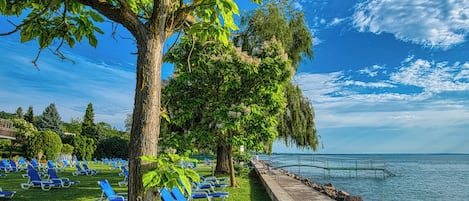LiegestĂŒhle, Sonnenschirme, Volleyball