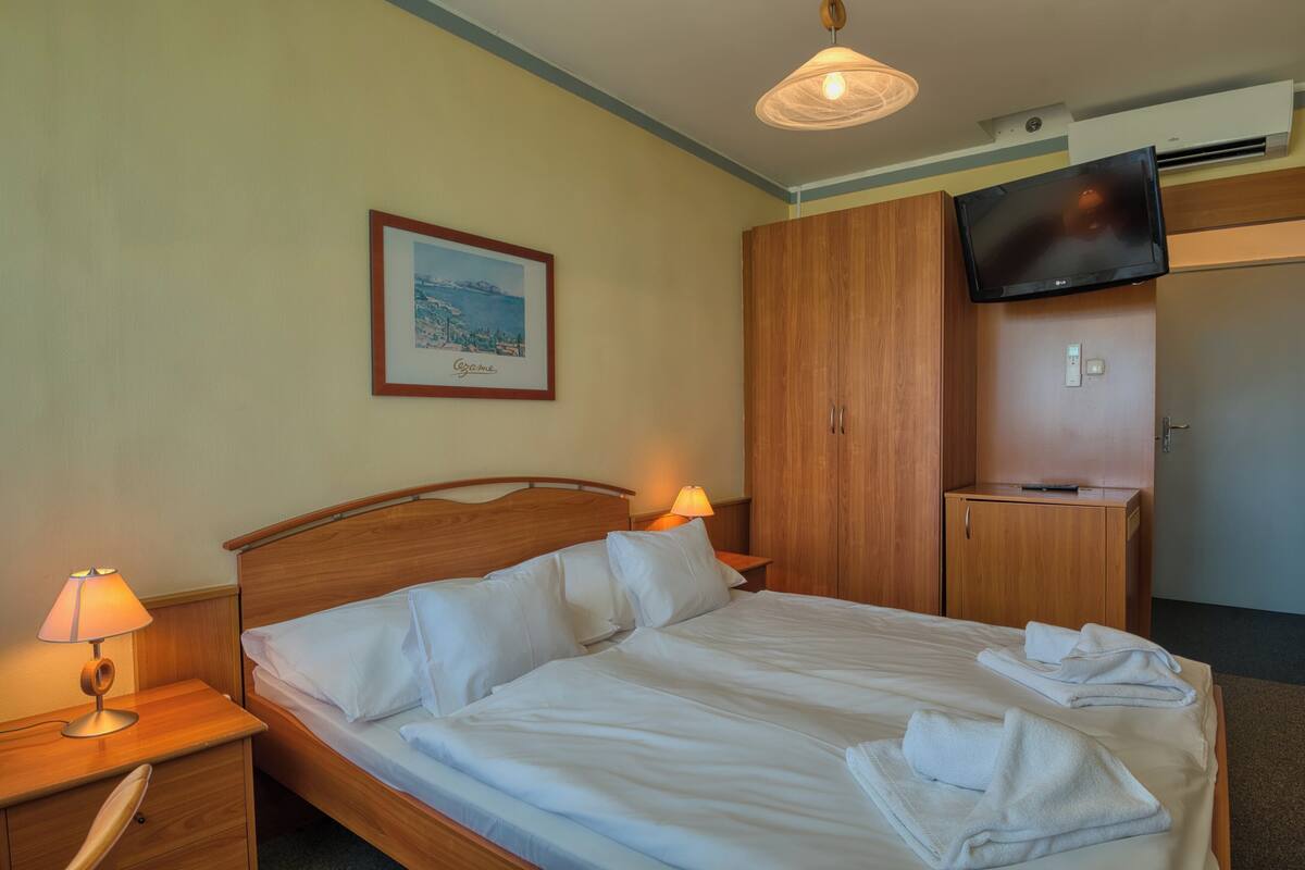 Chambre Double Standard | Bureau, draps fournis