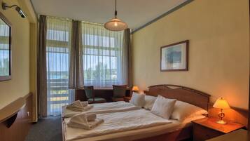 Standard Double Room | Desk, bed sheets