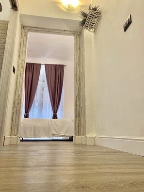 Douche, douche à « effet pluie », articles de toilette gratuits