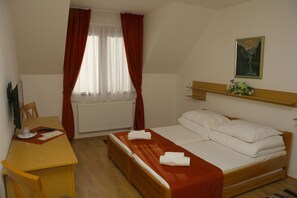 Desk, rollaway beds, bed sheets, wheelchair access - Chata Pieniny (Lesnica)