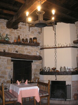 Breakfast, lunch, dinner served; local cuisine - Casa Reda - Posada de Viñón (Cillorigo de Liebana)