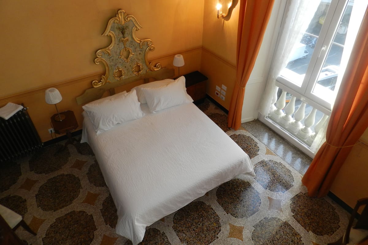 Ropa de cama de alta calidad, cubrecamas y minibar