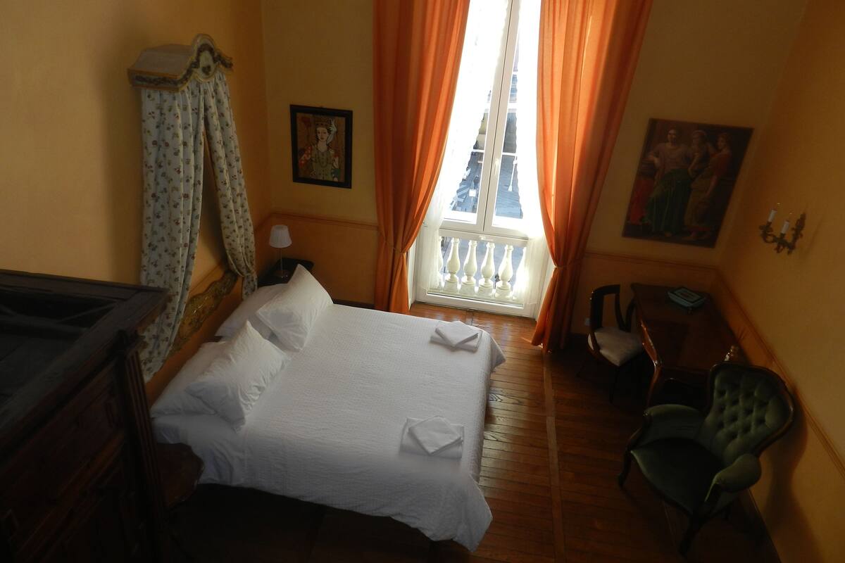 Ropa de cama de alta calidad, cubrecamas y minibar