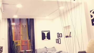 Escritorio, tabla de planchar con plancha y camas plegables/adicionales