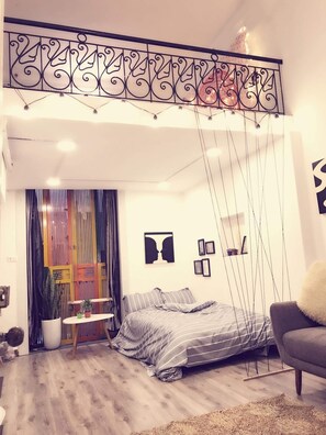 Casa urbano, geladeira, no piso térreo | Escrivaninha, ferros/tábuas de passar roupa