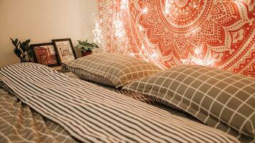 Escritorio, tabla de planchar con plancha y camas plegables/adicionales