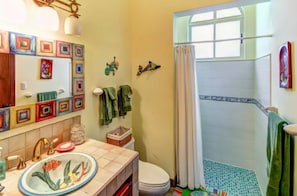 Comfort House, 2 Bedrooms, Non Smoking, Beach View | Bathroom | Shower, hair dryer, towels - Casa Vela (Sámara)