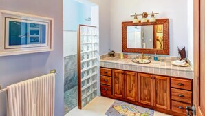 Comfort House, 2 Bedrooms, Non Smoking, Beach View | Bathroom | Shower, hair dryer, towels - Casa Vela (Sámara)