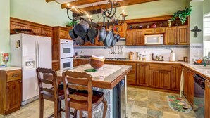 Comfort House, 2 Bedrooms, Non Smoking, Beach View | Private kitchen | Coffee/tea maker, full-size fridge, microwave, oven - Casa Vela (Sámara)
