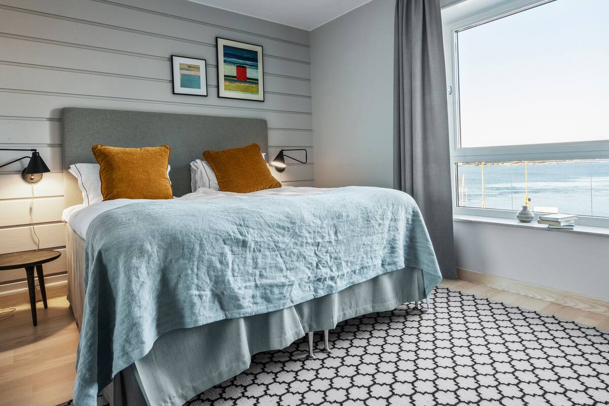 Suite, 1 kamar tidur, balkon, pemandangan laut | Setrika/meja setrika dan seprai linen