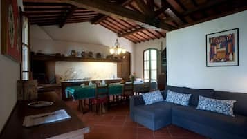 Traditional Apartment, 2 Bedrooms, Kitchen | Living area