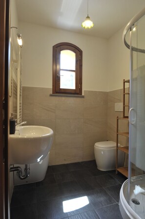Classic Apartment, Balcony | Bathroom | Shower, hair dryer, bidet, towels - Agriturismo La Grotta (San Giuliano Terme)