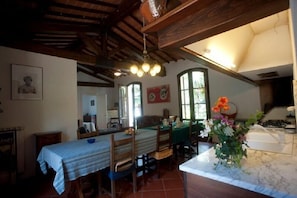 Traditional Apartment, 2 Bedrooms, Kitchen | In-room dining