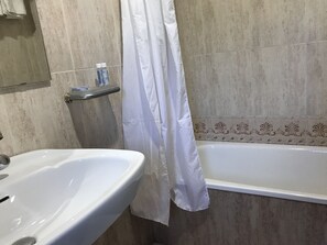 Badewanne, Haartrockner, HandtĂŒcher, Seife