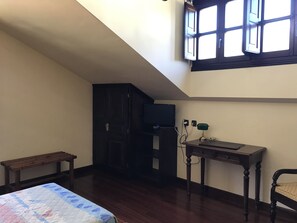 Desk, soundproofing, free WiFi, bed sheets - Hotel Rural Haras Aritza (Cillorigo de Liebana)