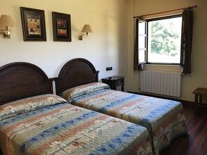 Escritorio, sistema de insonorización, wifi gratis y ropa de cama