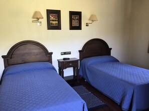Twin Room | Desk, soundproofing, free WiFi, bed sheets - Hotel Rural Haras Aritza (Cillorigo de Liebana)