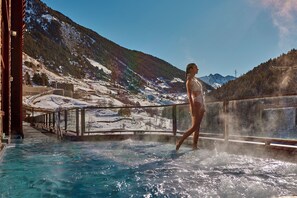 A person in a spa area with a view of snow-covered mountains. - Sport Village (Soldeu)