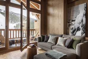 Minibar, in-room safe, alarm clocks