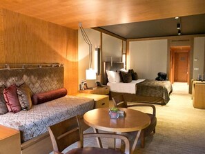 Minibar, värdeförvaringsskåp på rummet och väckarklockor