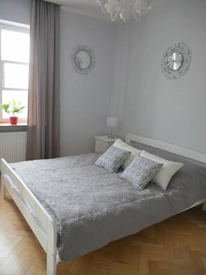 Appartement Confort, 1 très grand lit et 1 canapé-lit