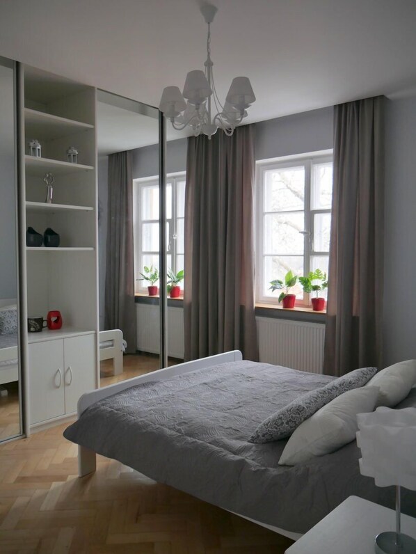 1 bedroom, premium bedding, iron/ironing board, free wired Internet