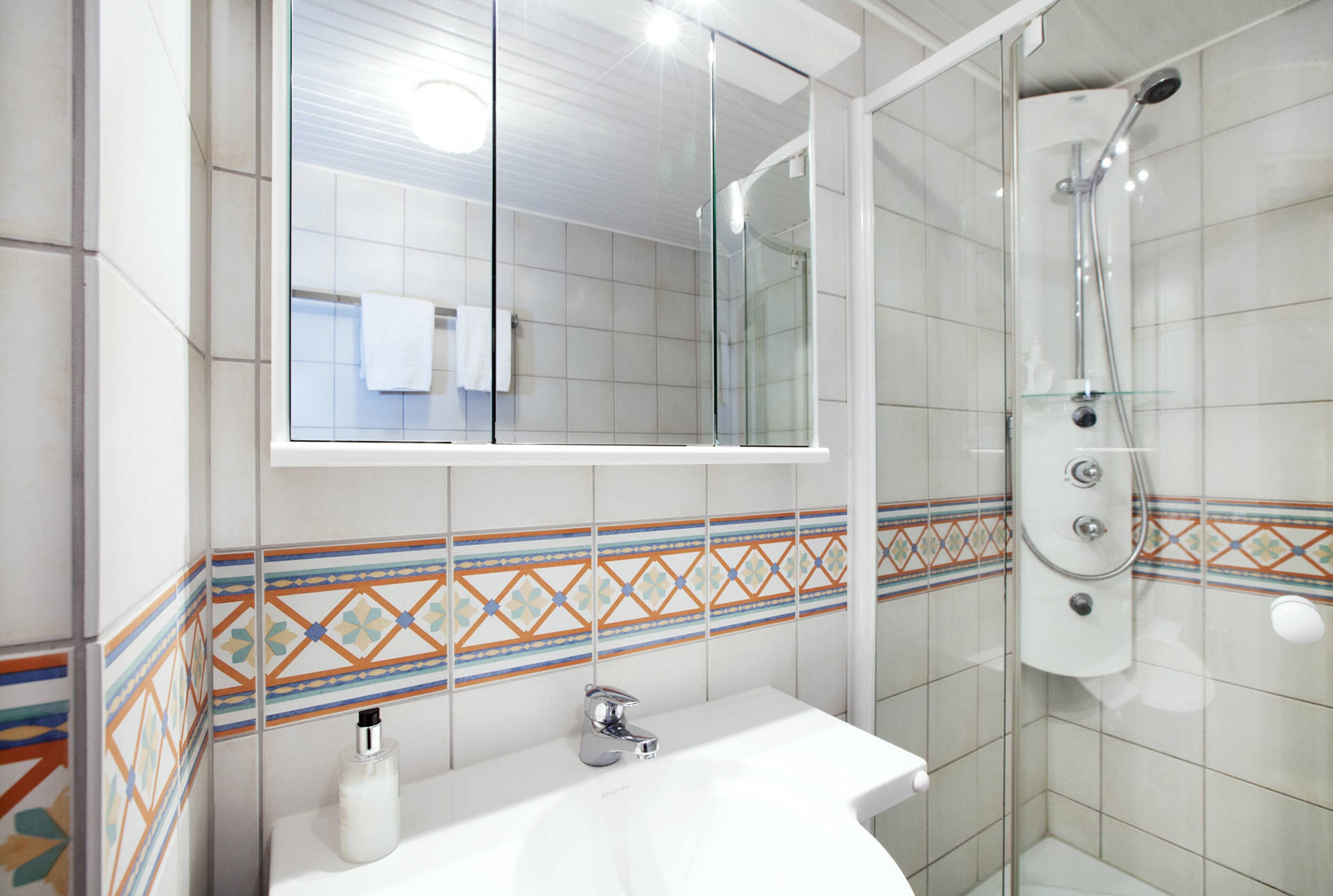 family room, balcony | bathroom | shower, free toiletries, hair dryer, towels