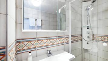 Quarto família, sacada | Banheiro | Chuveiro, produtos de toalete grátis, secador de cabelo