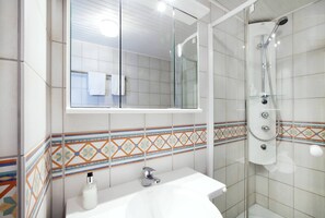 Family Room, Balcony | Bathroom | Shower, free toiletries, hair dryer, towels - Hotel Bergschlößchen (Simmern)