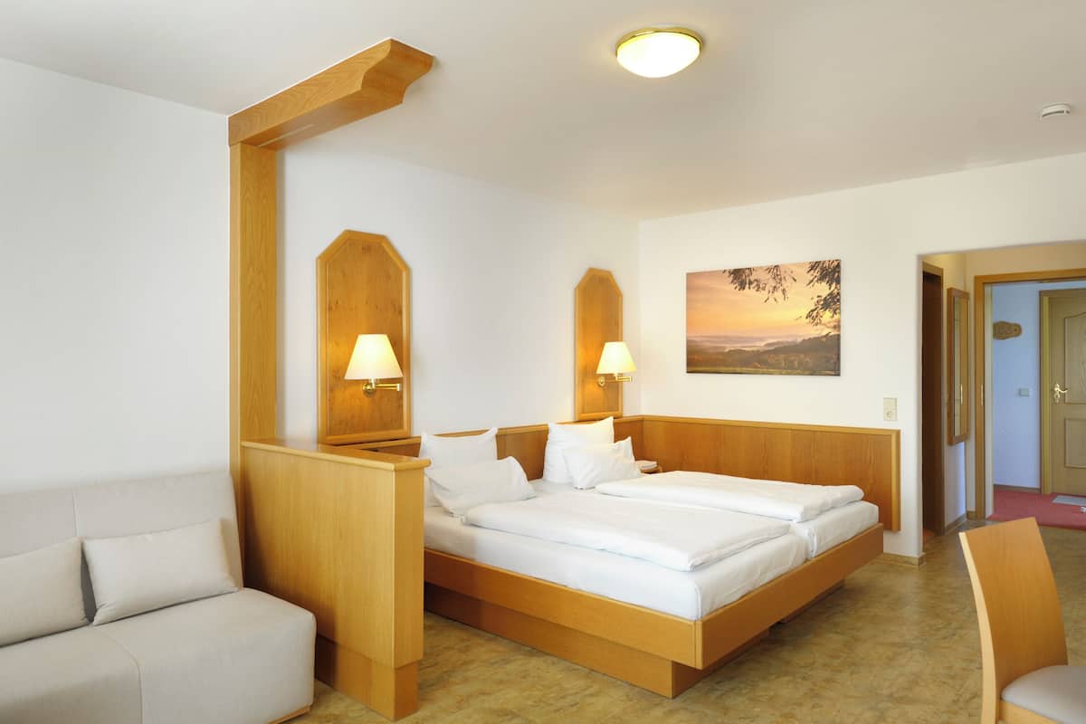 Hochwertige Bettwaren, Zimmersafe, Schreibtisch, schallisolierte Zimmer