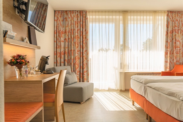 Ropa de cama de alta calidad, caja fuerte, escritorio