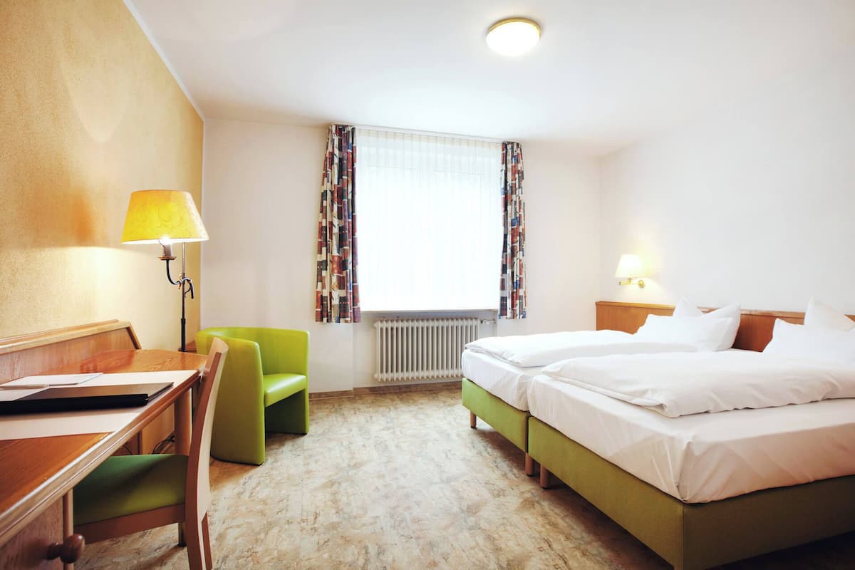 Hochwertige Bettwaren, Zimmersafe, Schreibtisch, schallisolierte Zimmer